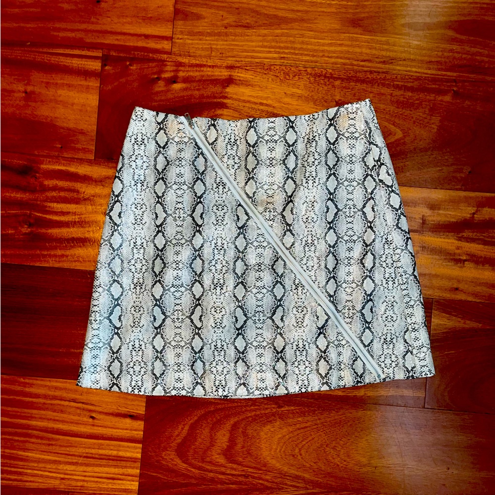 Snakeskin skirt with zipper across!